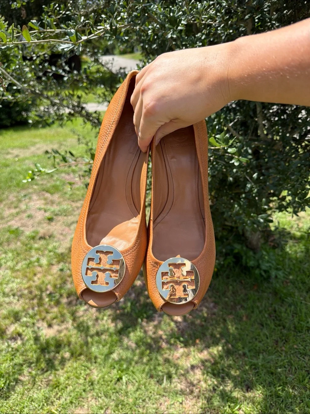 Tory Burch ‘Sally’ Brown Leather Peep Toe Wedges Women Size 13 M Gold Medallion